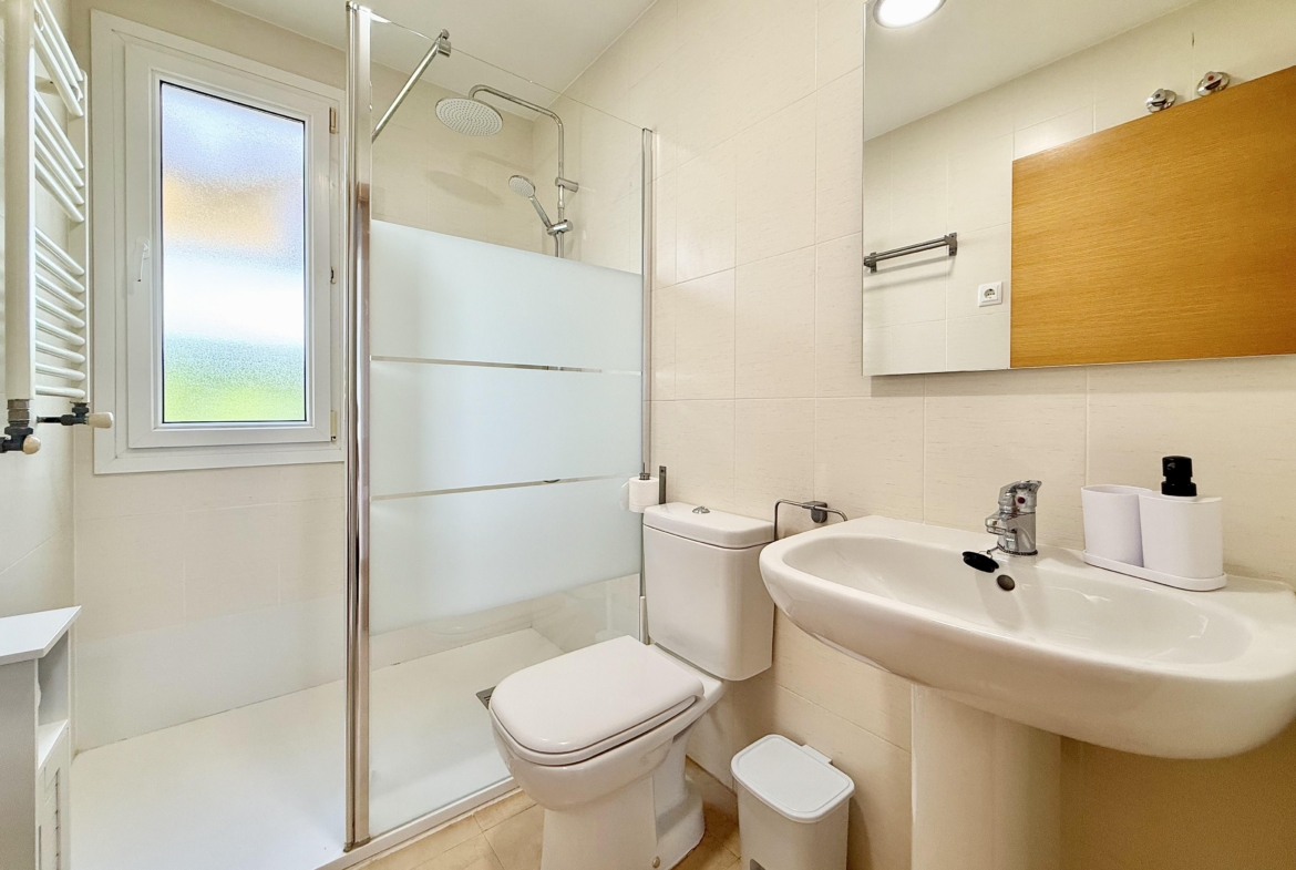 Modern bathroom in Mar Menor Golf Resort villa by Levante Properties
