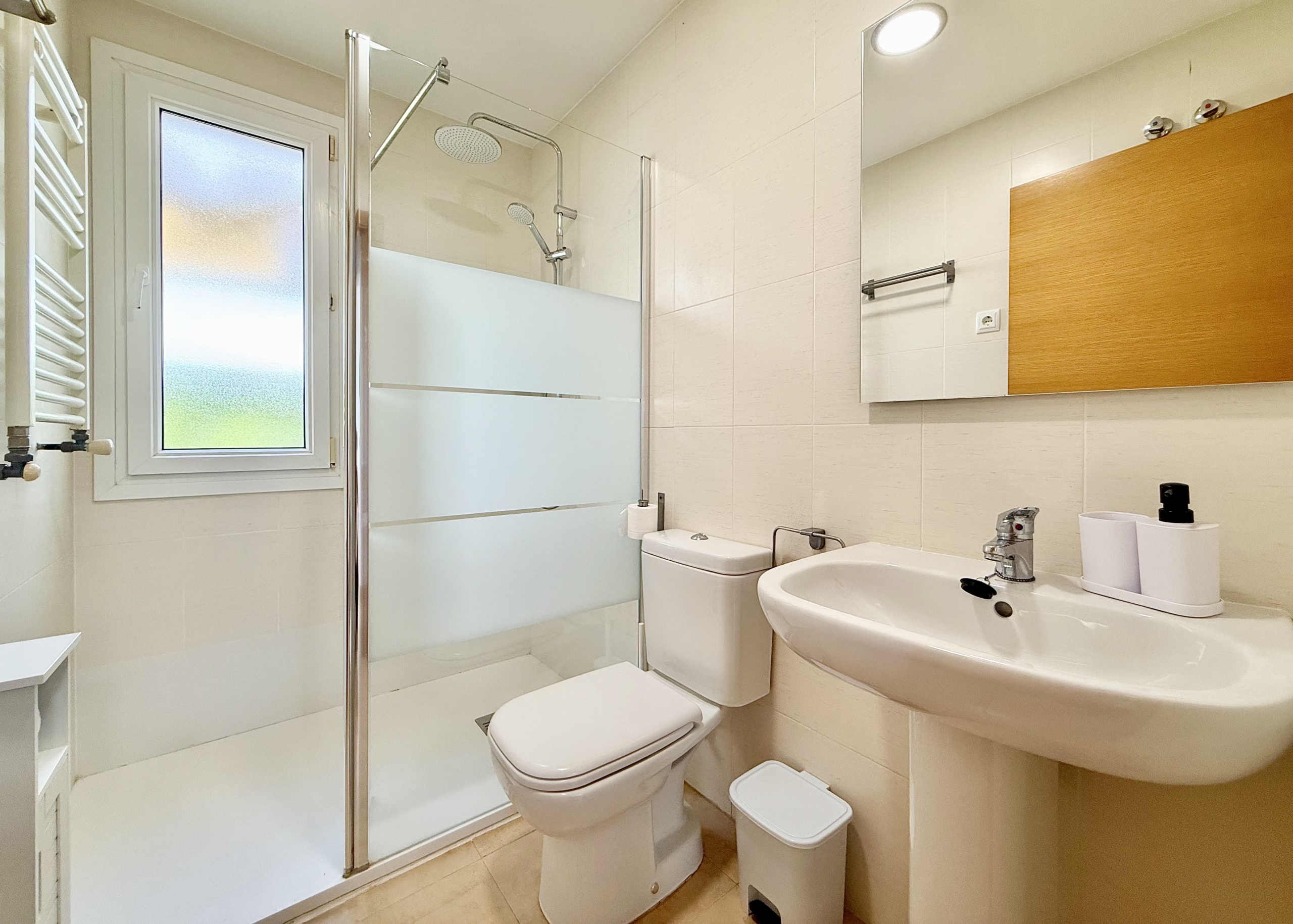 Modern bathroom in Mar Menor Golf Resort villa by Levante Properties