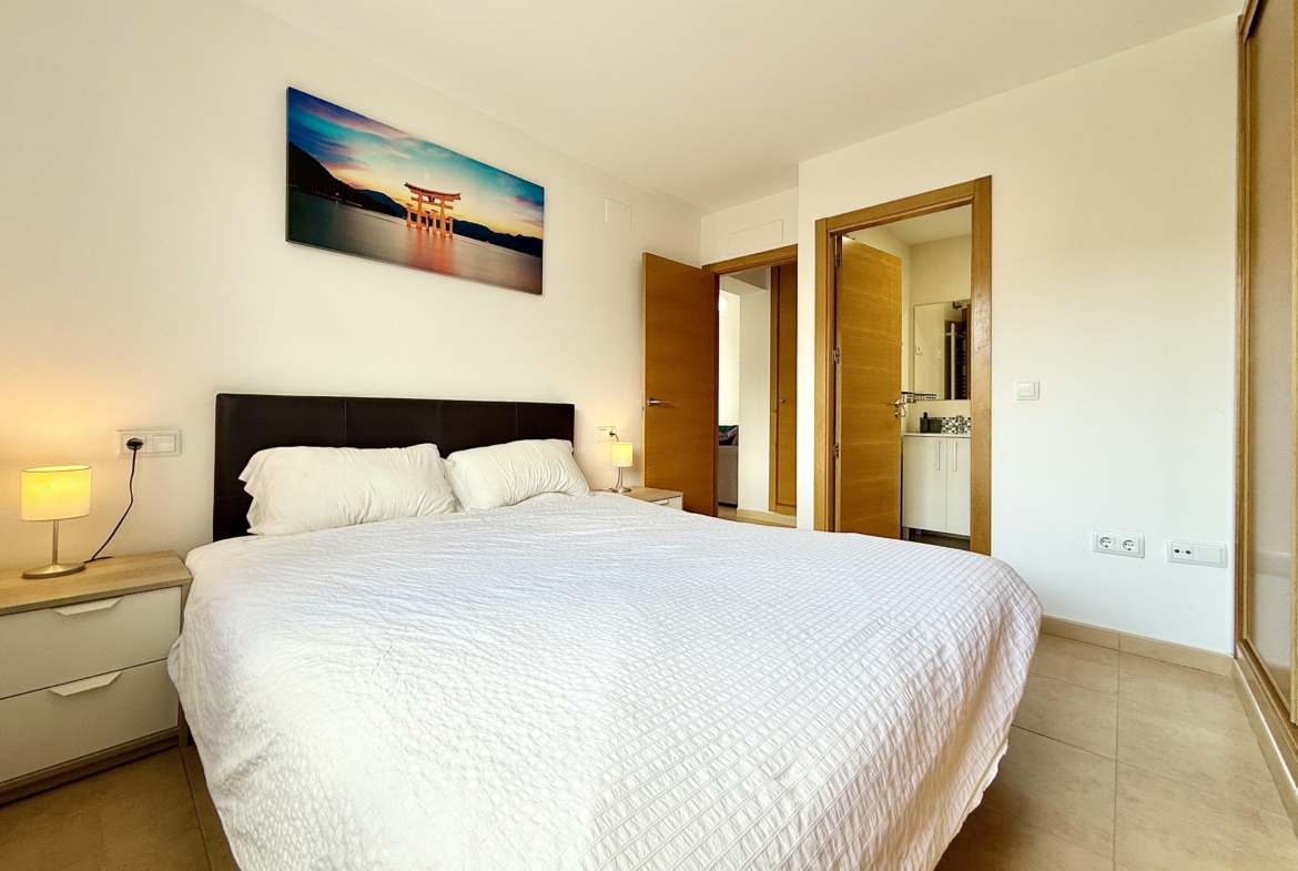 Master bedroom with en suite in Rondella villa at Mar Menor Golf Resort
