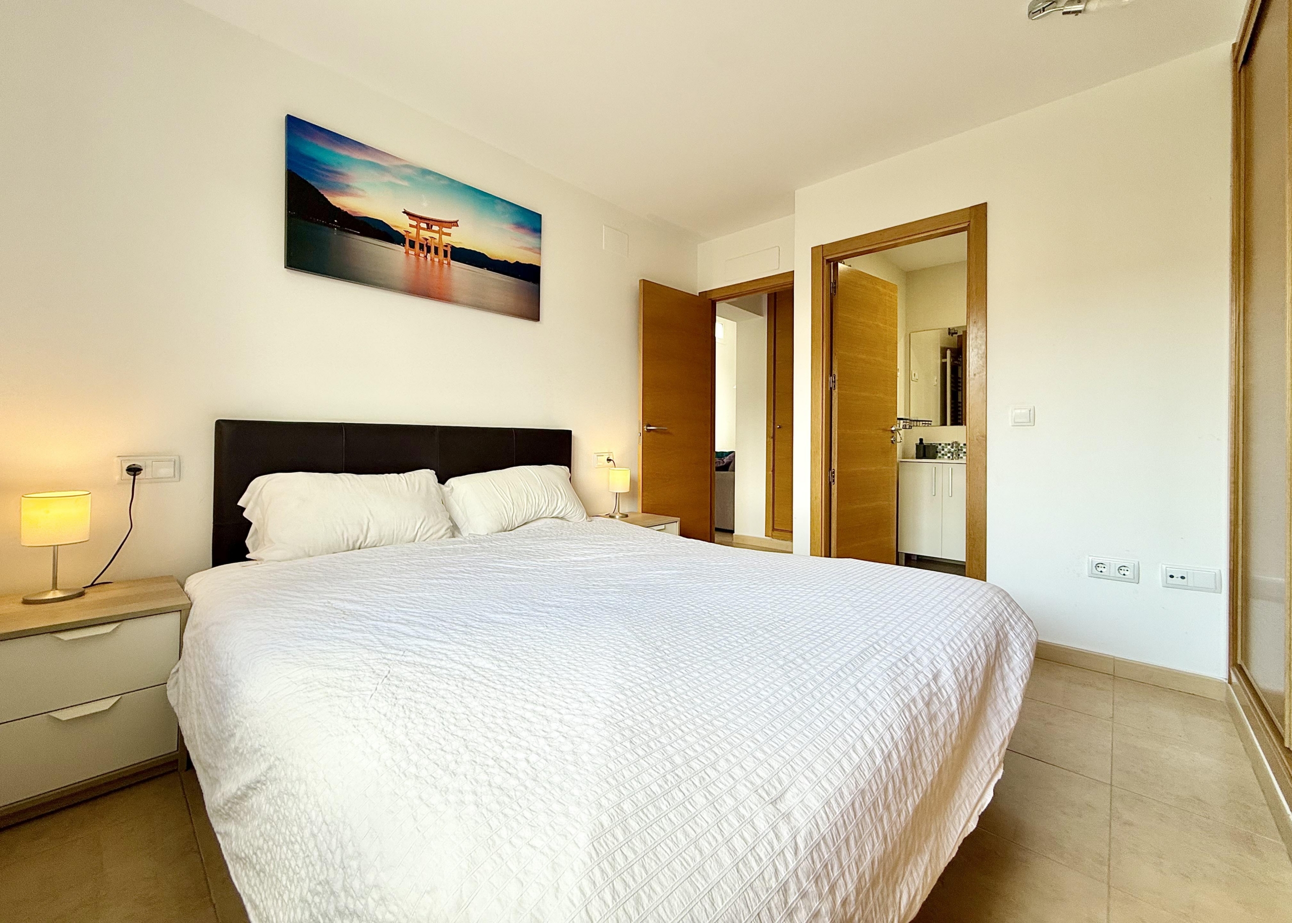 Master bedroom with en suite in Rondella villa at Mar Menor Golf Resort