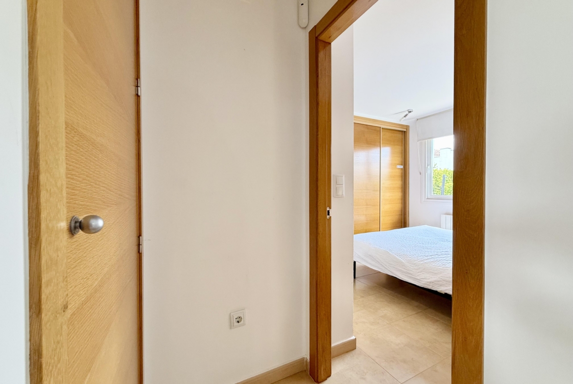Master bedroom with en suite in Rondella villa at Mar Menor Golf Resort