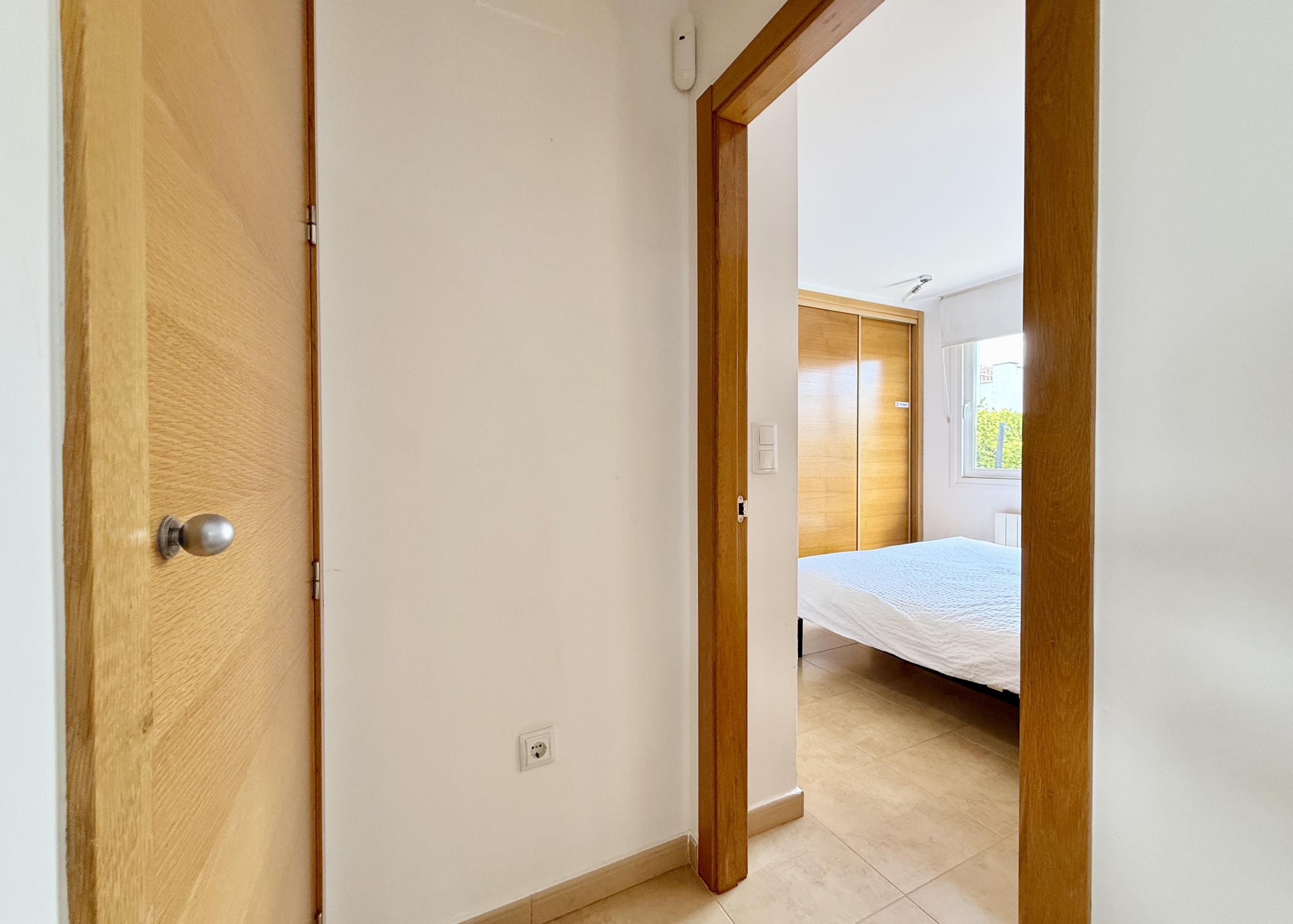 Master bedroom with en suite in Rondella villa at Mar Menor Golf Resort