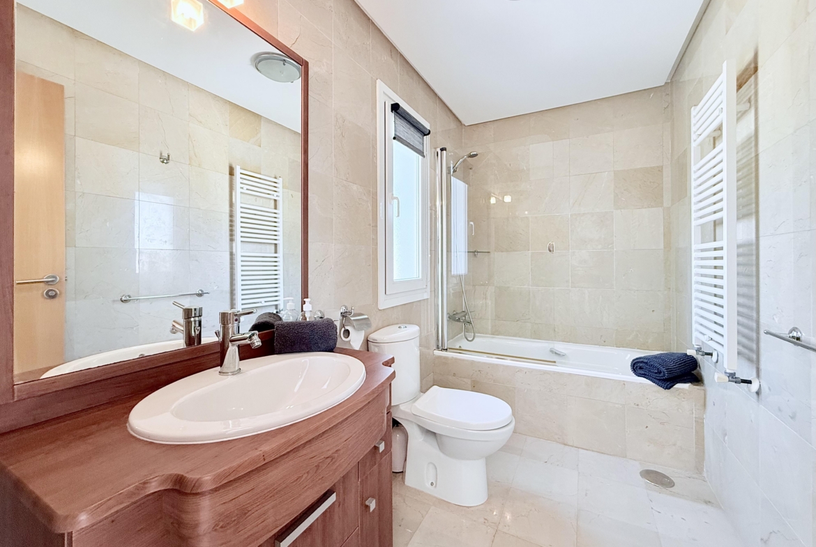 Family bathroom in Isla Grosa villa on Mar Menor Golf Resort