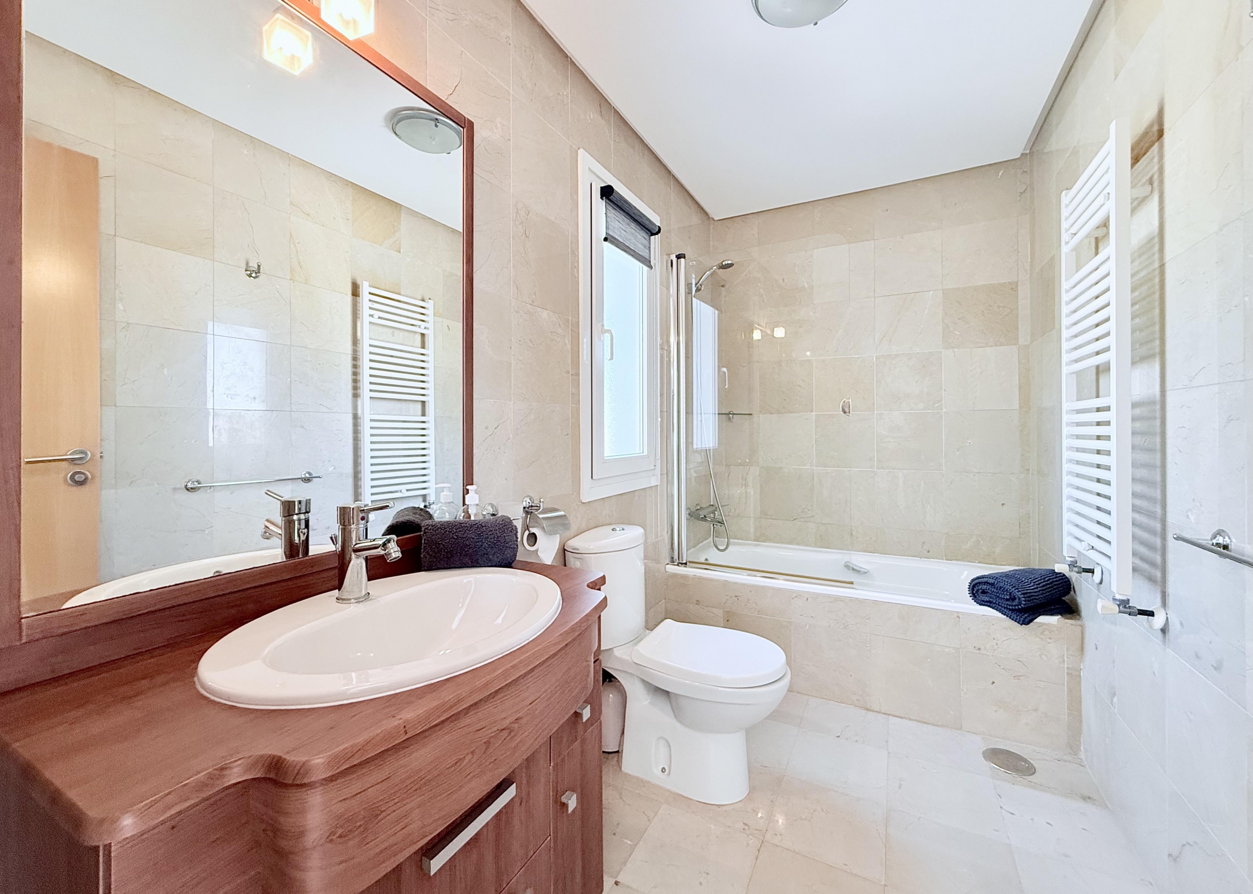 Family bathroom in Isla Grosa villa on Mar Menor Golf Resort