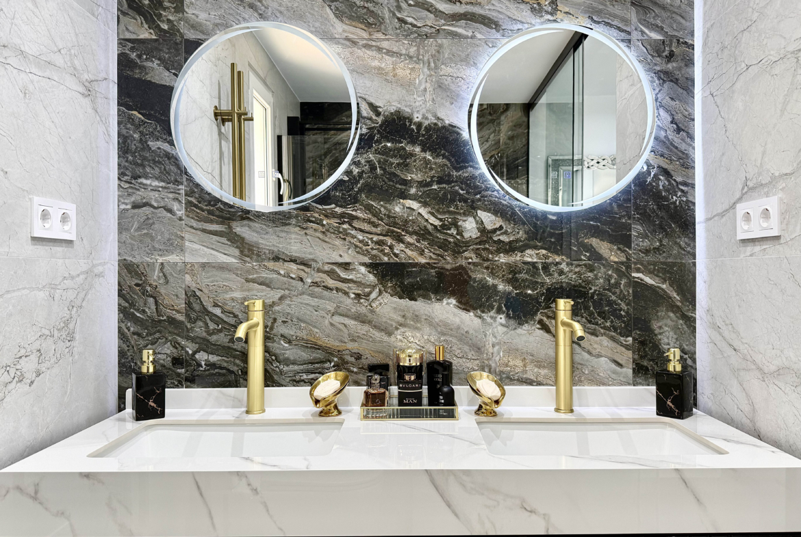 Luxury ensuite bathroom with walk-in shower in Calblanque Villa at Mar Menor Golf Resort