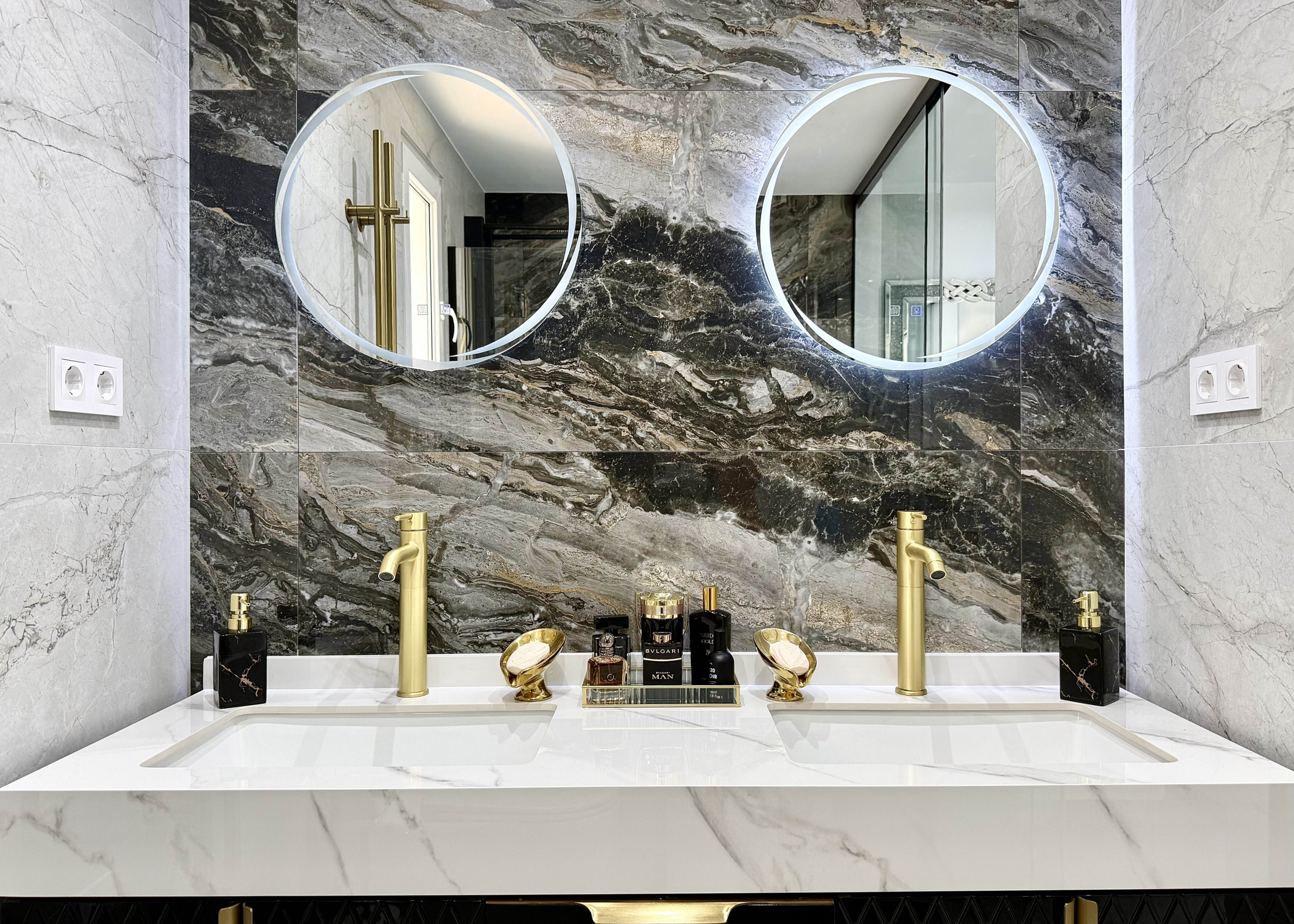 Luxury ensuite bathroom with walk-in shower in Calblanque Villa at Mar Menor Golf Resort