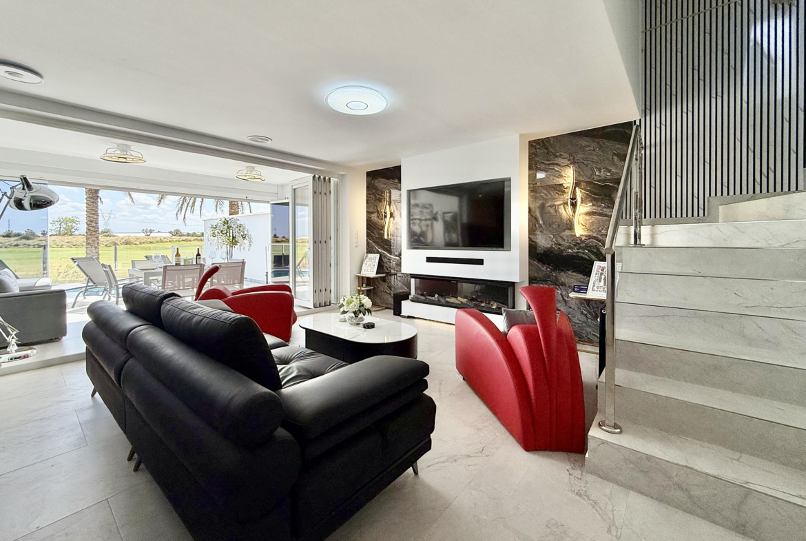 Contemporary living room in luxury Mar Menor Golf Resort villa listed by Cristina Lopez
