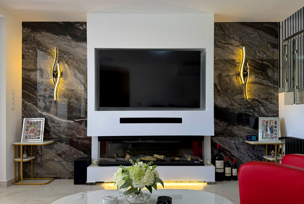 Contemporary living room in luxury Mar Menor Golf Resort villa listed by Cristina Lopez