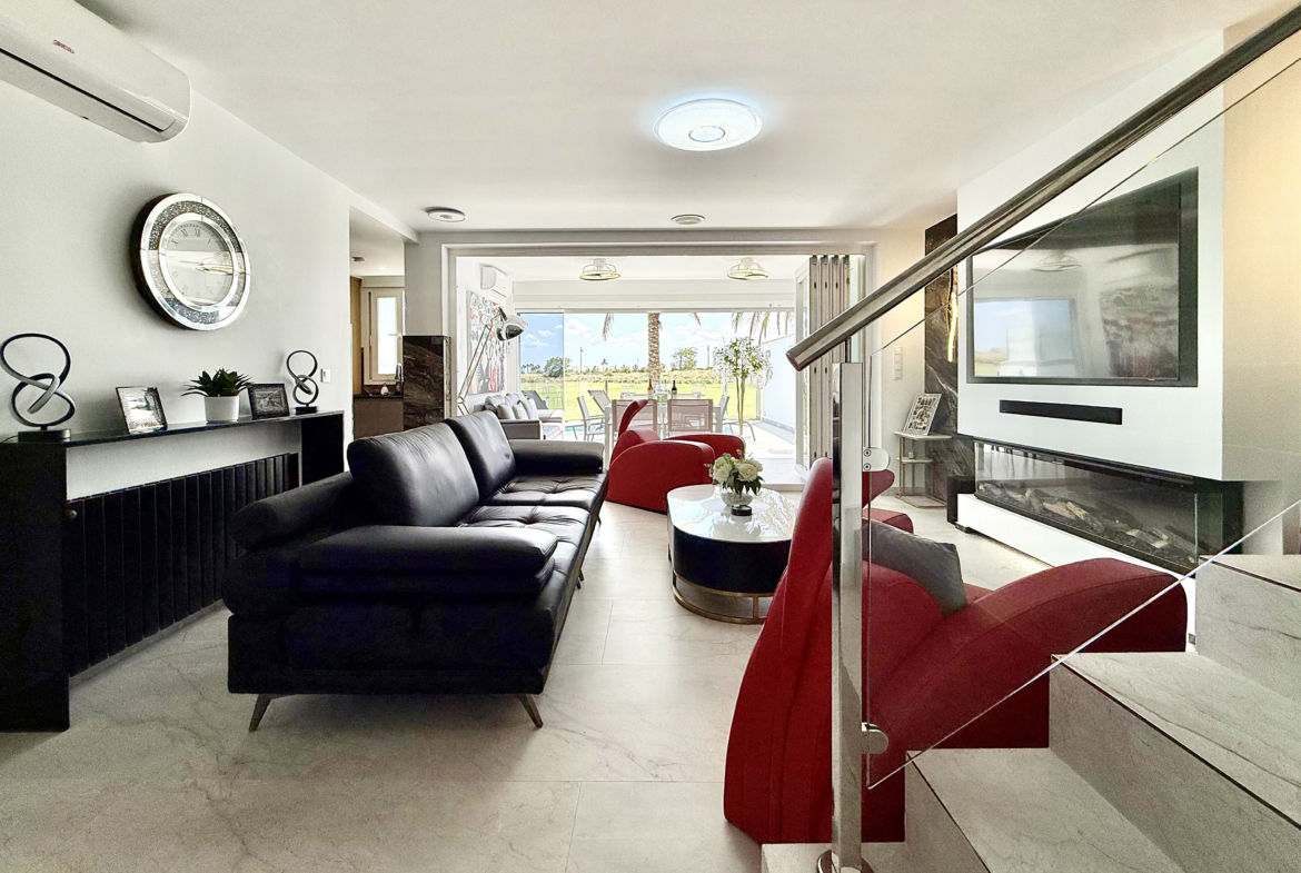 Contemporary living room in luxury Mar Menor Golf Resort villa listed by Cristina Lopez