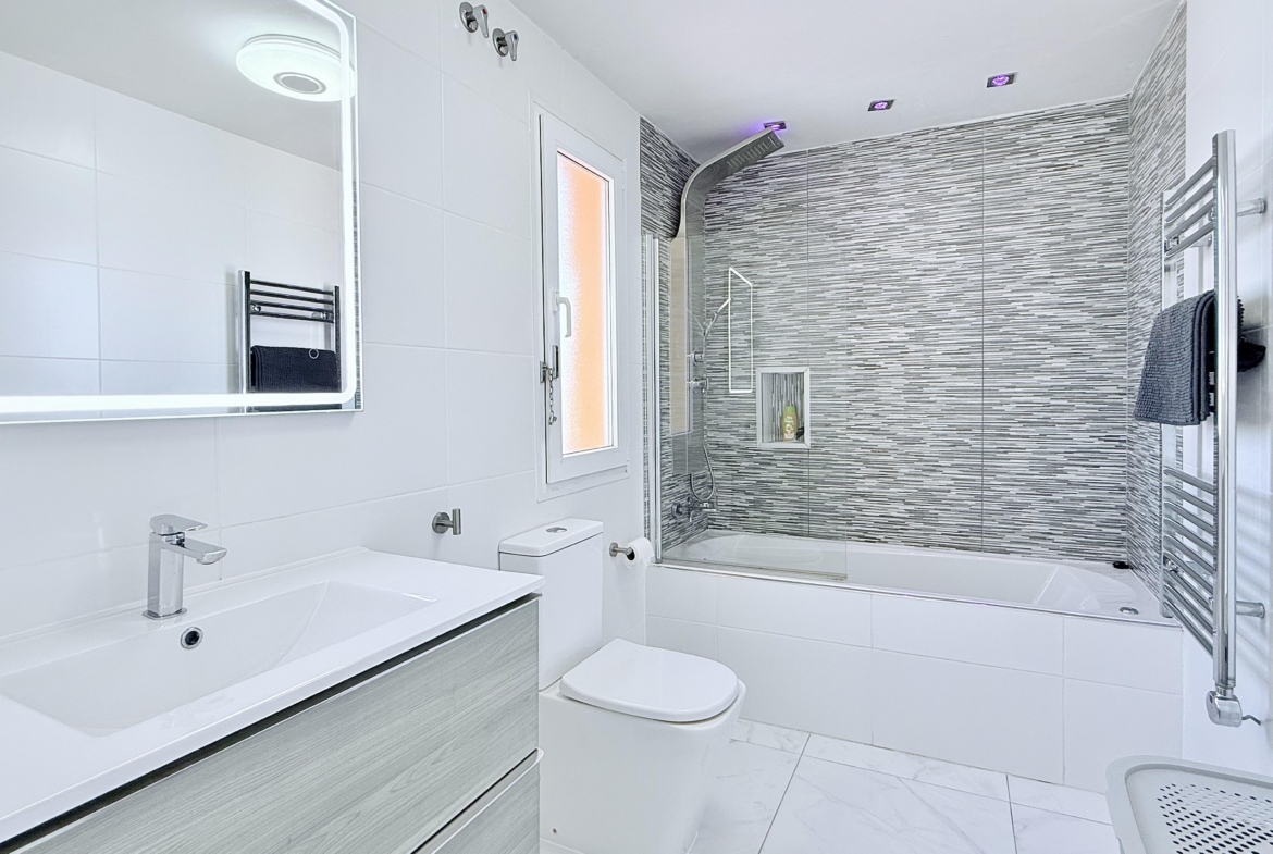 Family bathroom with hot tub style bath in Isla Grosa Villa on Mar Menor Golf Resort by Levante Properties