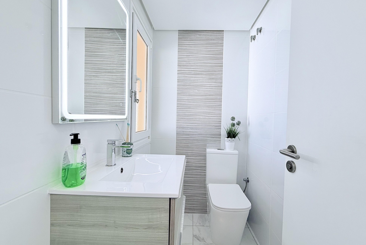 Modern bathroom in Isla Grosa Villa on Mar Menor Golf Resort by Levante Properties