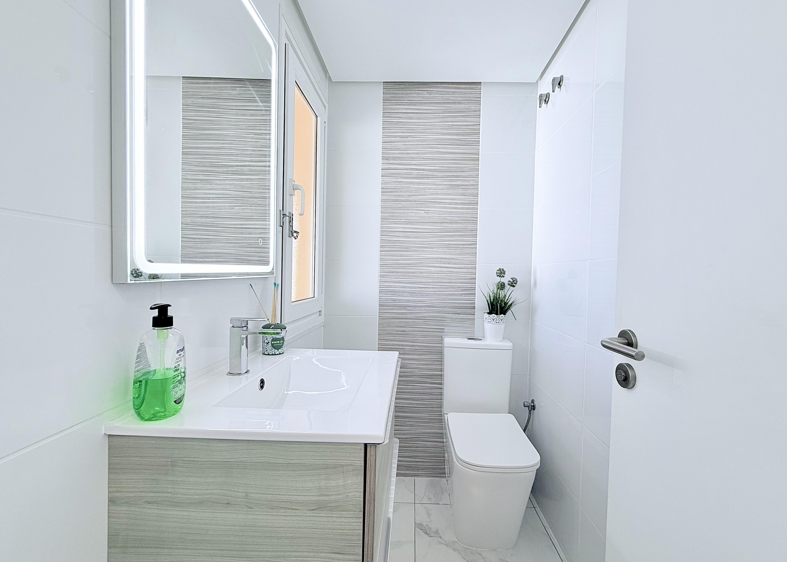 Modern bathroom in Isla Grosa Villa on Mar Menor Golf Resort by Levante Properties