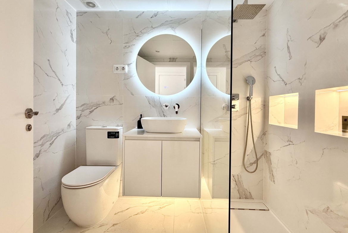 Modern en-suite shower room in upgraded Mar Menor Golf Resort apartment.