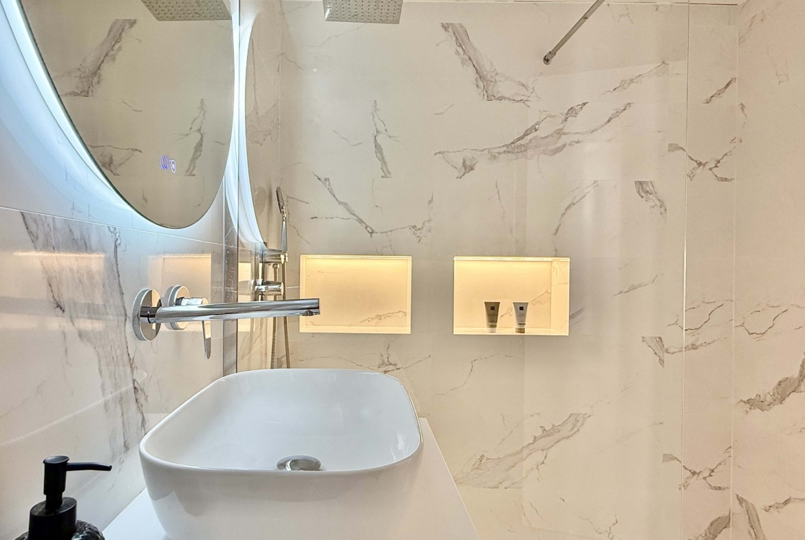Modern en-suite shower room in upgraded Mar Menor Golf Resort apartment.