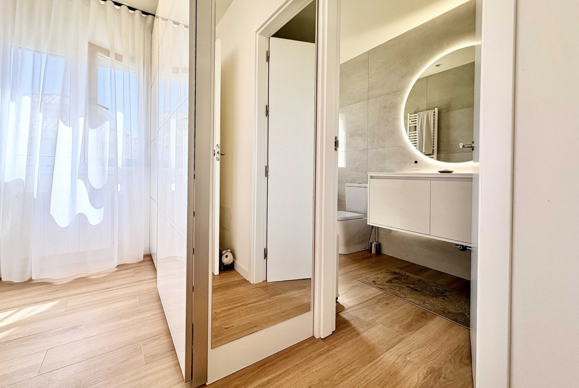 Modern en-suite bathroom in Baron villa on Mar Menor Golf Resort