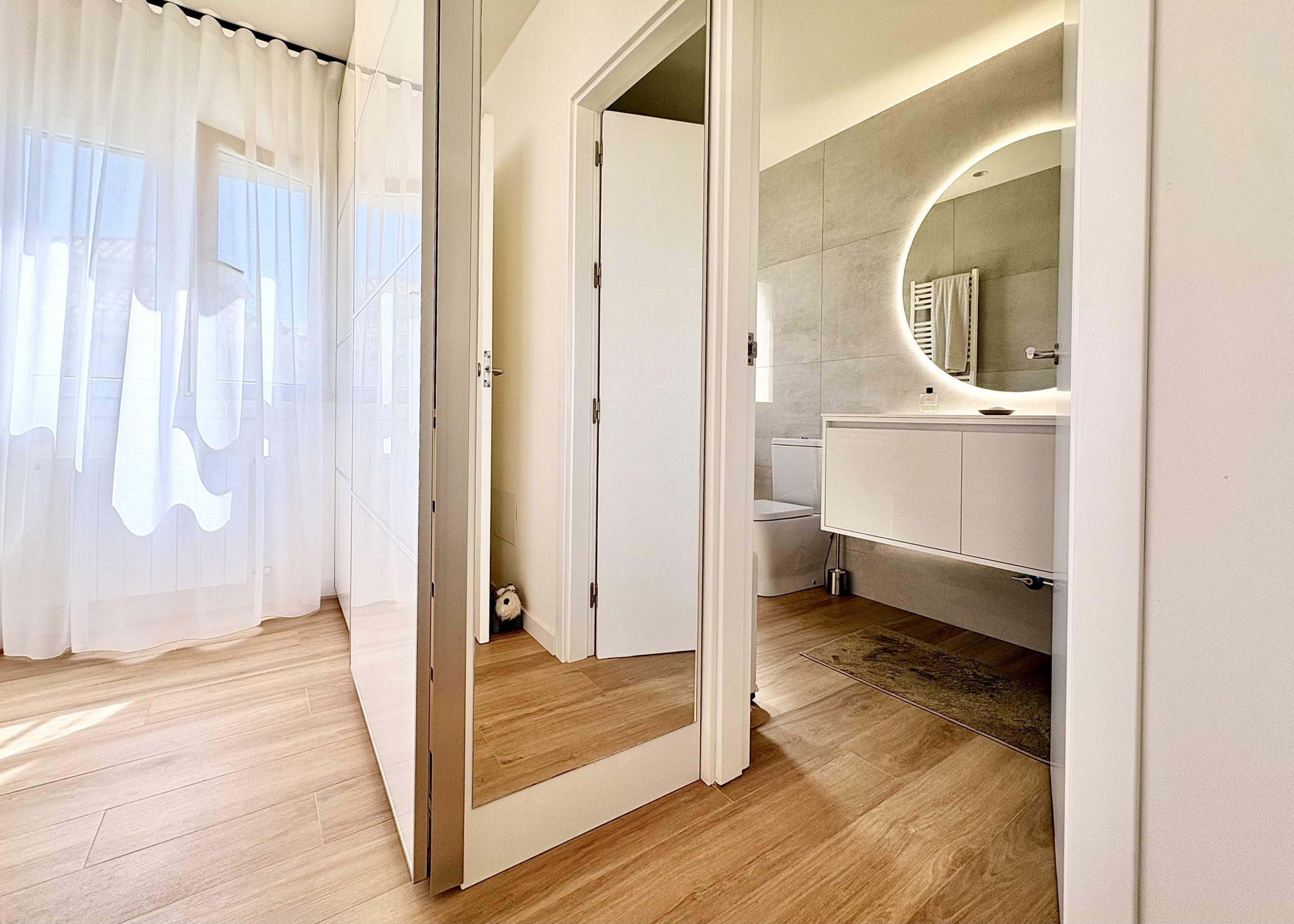 Modern en-suite bathroom in Baron villa on Mar Menor Golf Resort
