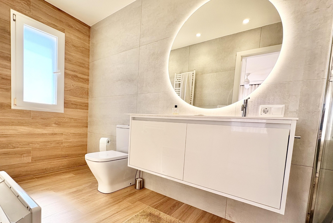 Modern en-suite bathroom in Baron villa on Mar Menor Golf Resort