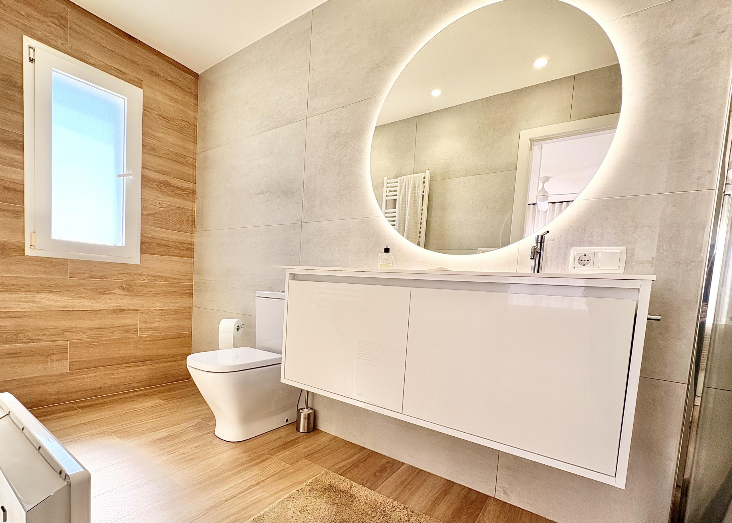 Modern en-suite bathroom in Baron villa on Mar Menor Golf Resort
