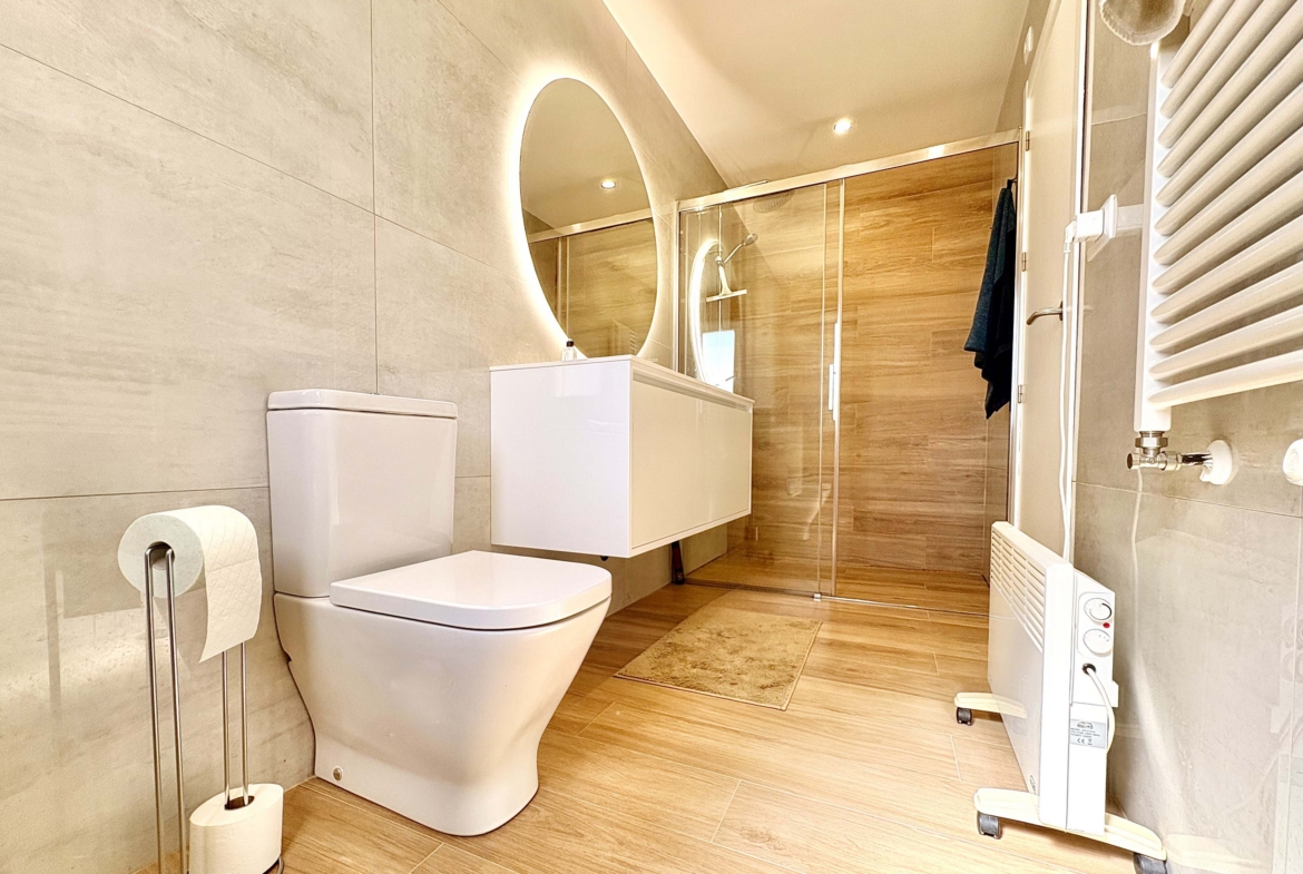 Modern en-suite bathroom in Baron villa on Mar Menor Golf Resort