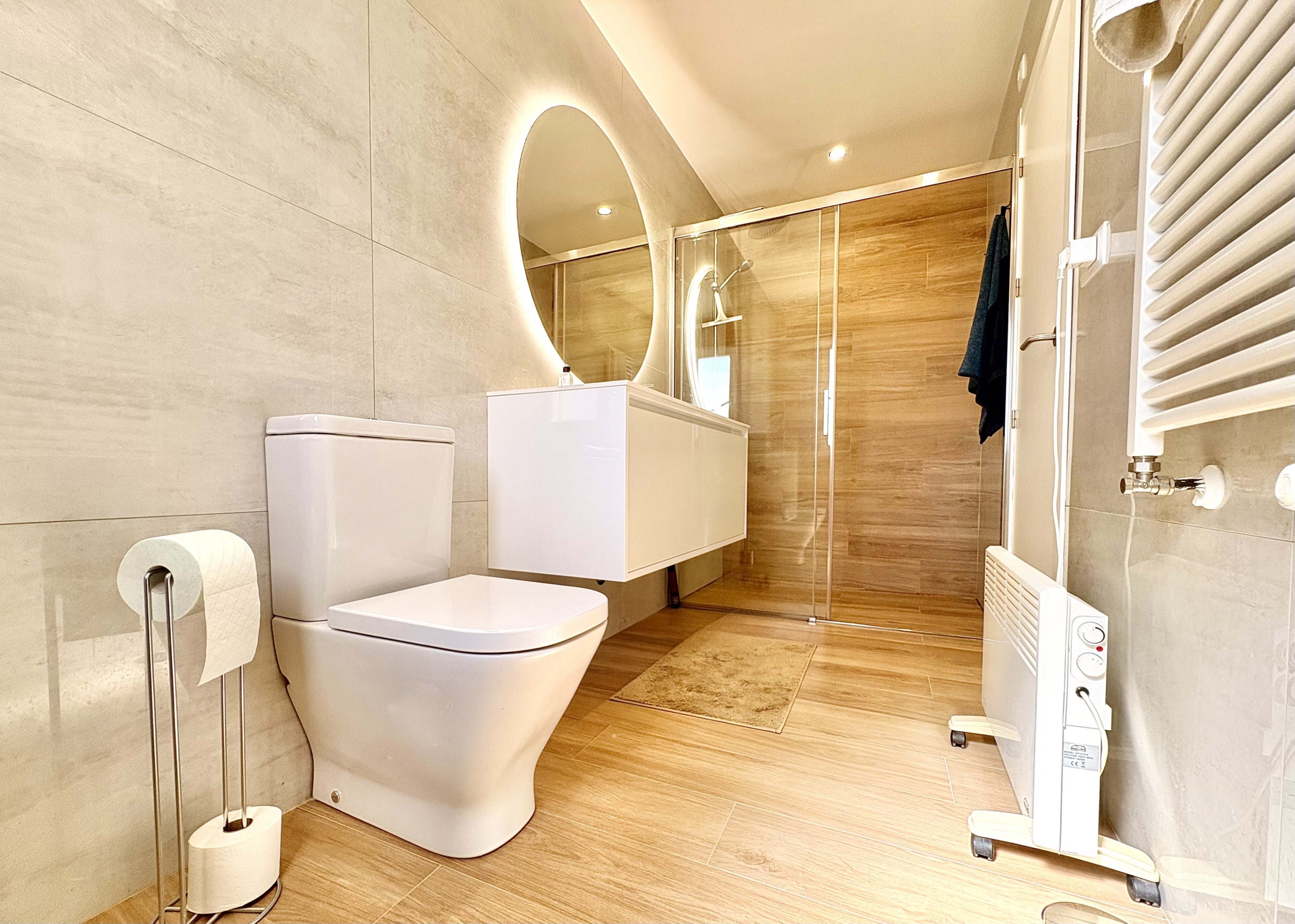 Modern en-suite bathroom in Baron villa on Mar Menor Golf Resort