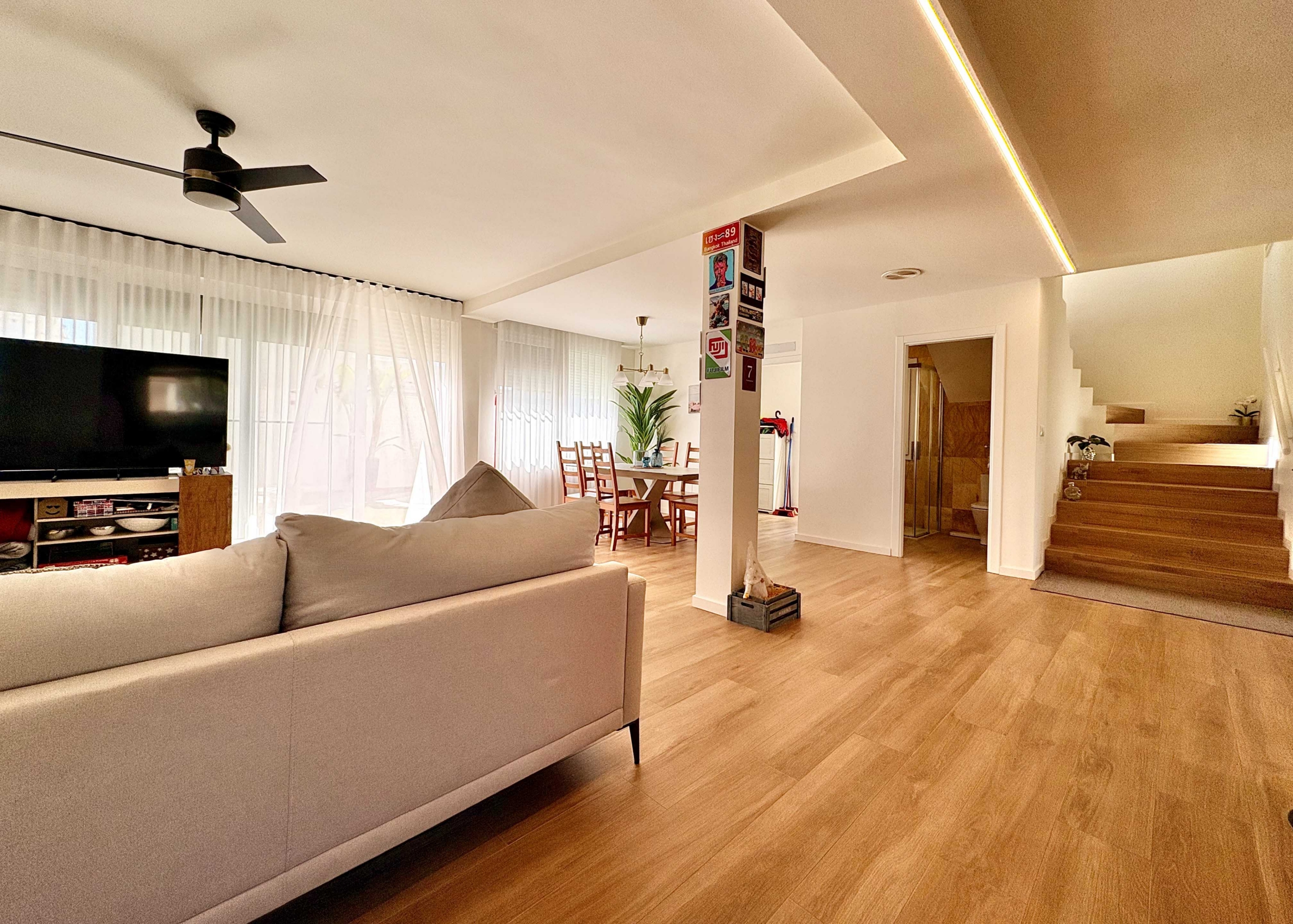 Open-plan living room in Baron villa on Mar Menor Golf Resort