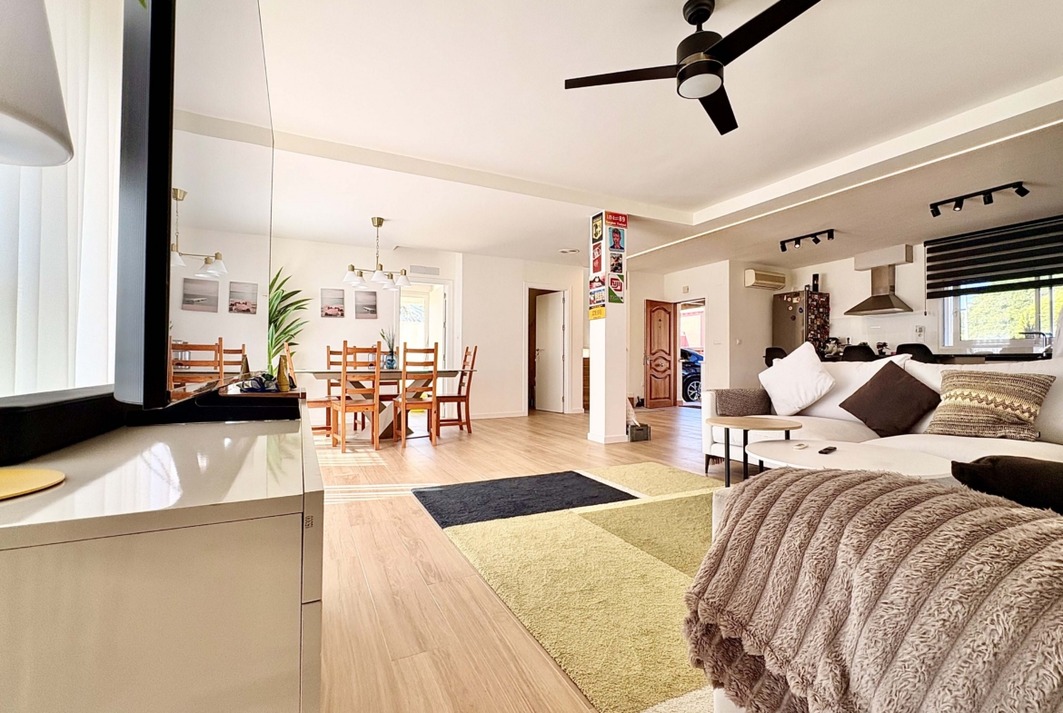 Open-plan living room in Baron villa on Mar Menor Golf Resort