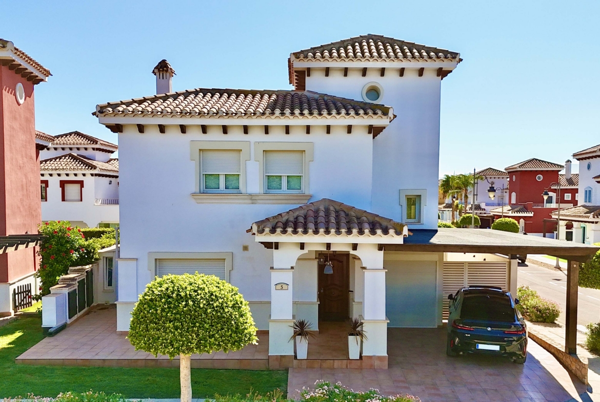 Exclusive South East Facing Baron Villa, 3-Bed and fully modernised, for sale in Mar Menor Golf Resort. With Levante Properties.