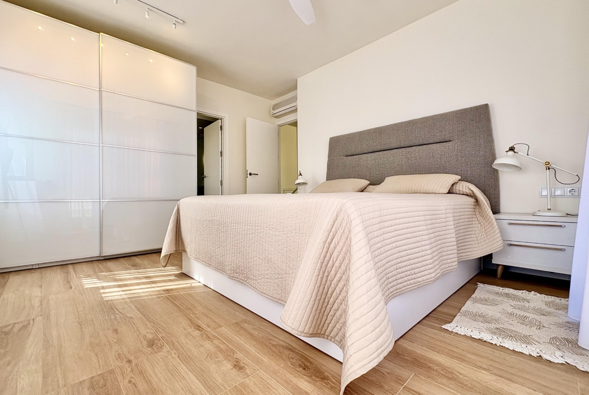 Extended master bedroom in Baron villa on Mar Menor Golf Resort