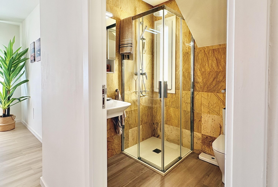 Modern family bathroom in Baron villa on Mar Menor Golf Resort