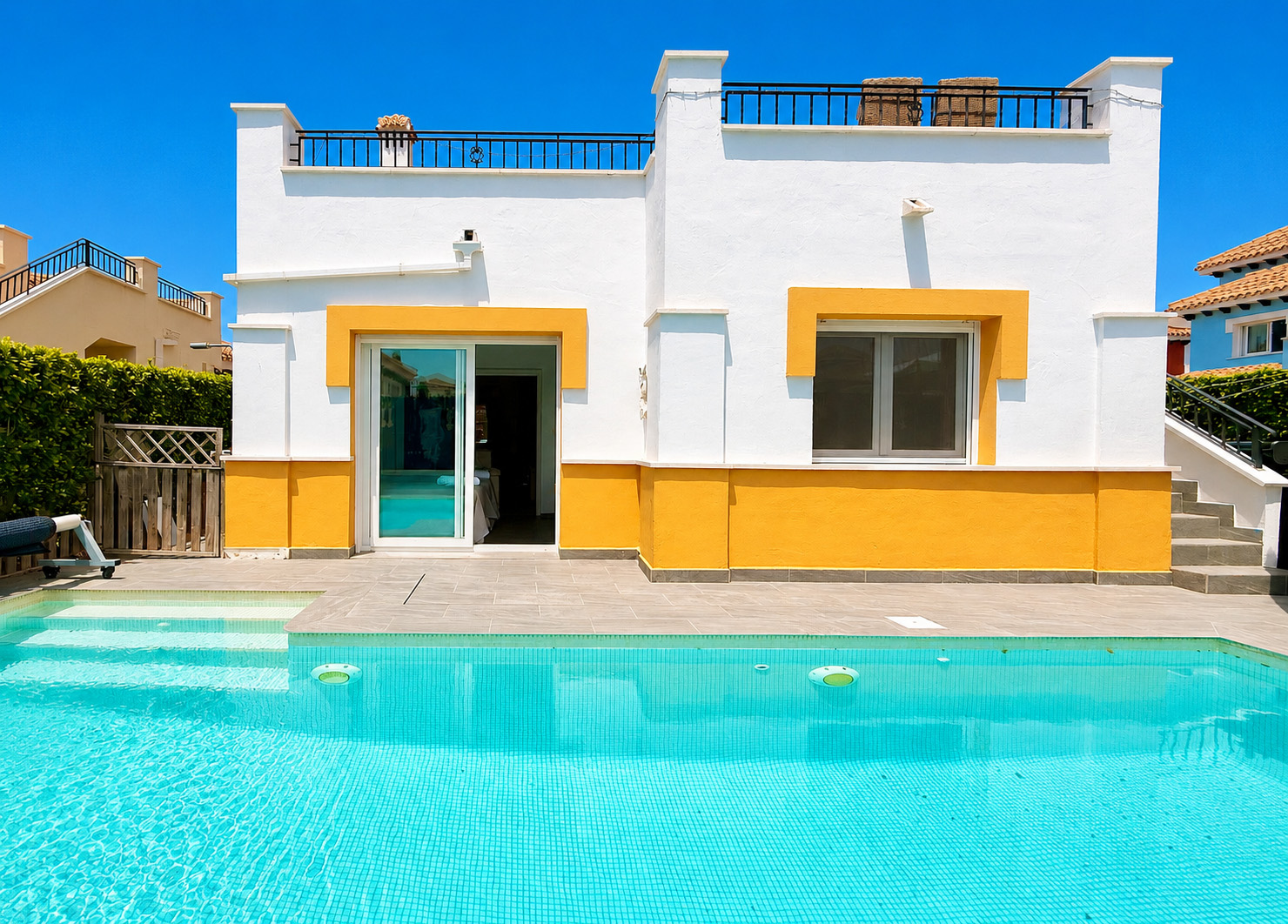 Three Bedroom Rondella Villa, Corner Plot which has 3-Bedrooms and 2-Bathrooms. For Sale in Mar Menor Golf Resort. Contact Levante Properties.