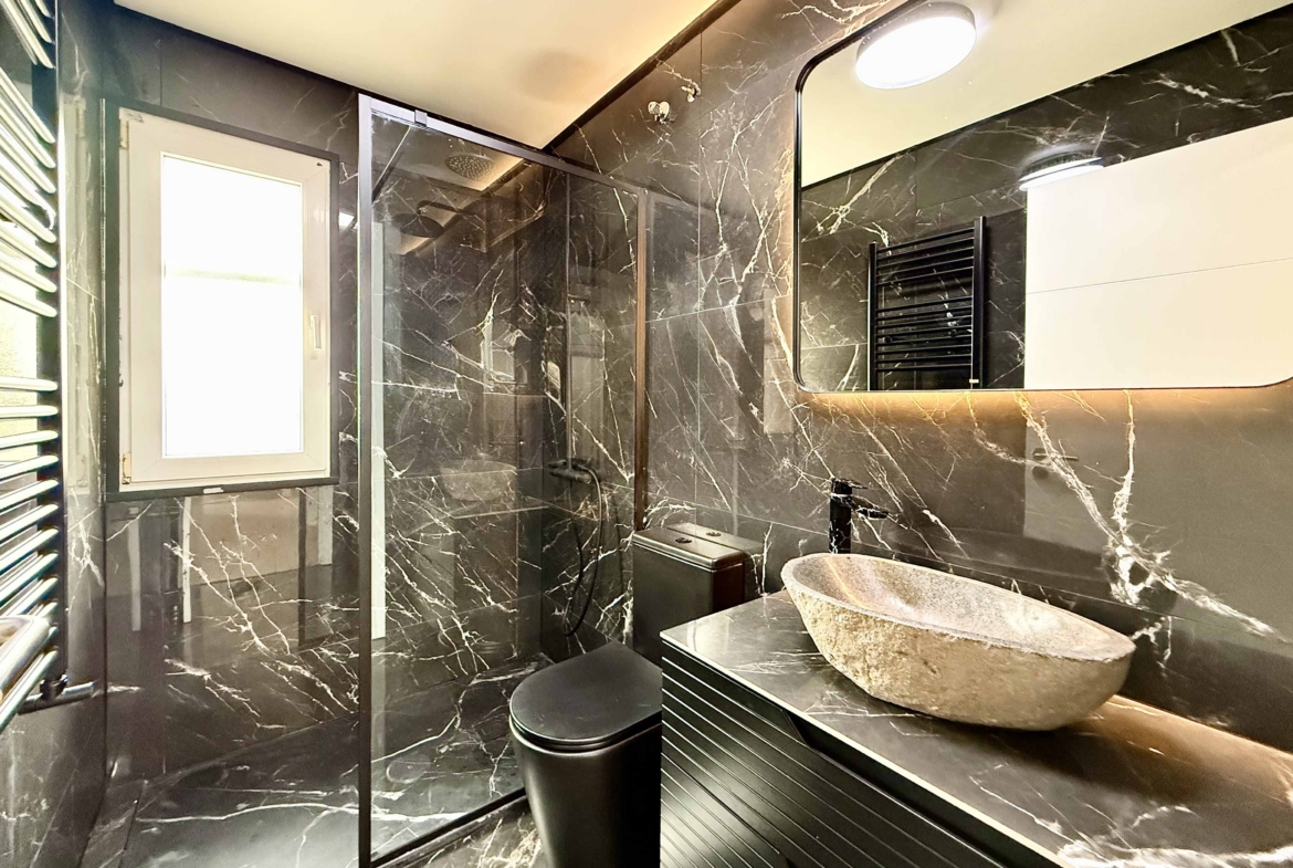 Modern bathroom in Rondella villa on Mar Menor Golf Resort