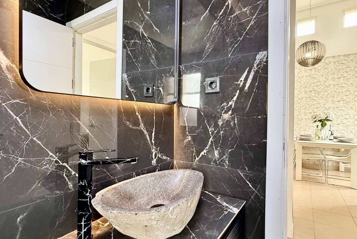 Modern bathroom in Rondella villa on Mar Menor Golf Resort