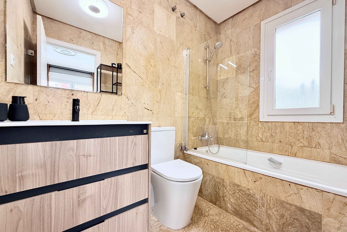 Modern bathroom in Rondella villa on Mar Menor Golf Resort