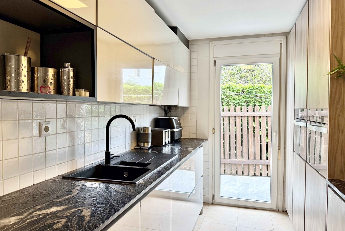Modern kitchen in a Rondella villa on Mar Menor Golf Resort