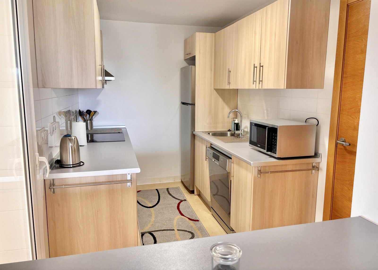 Fully equipped kitchen with light wood cabinetry in a Boulevard apartment on Mar Menor Golf Resort