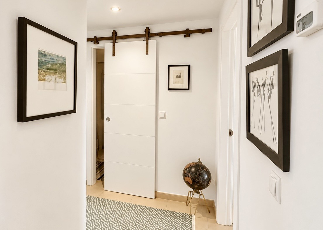Modernised family bathroom with sliding door in a Mar Menor Golf Resort apartment