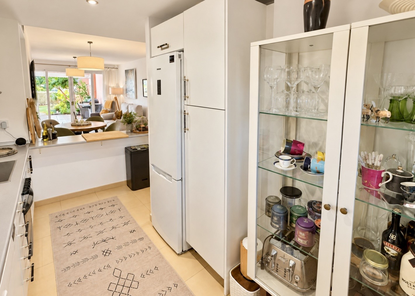 Updated white kitchen with breakfast bar in a Mar Menor Golf Resort apartment