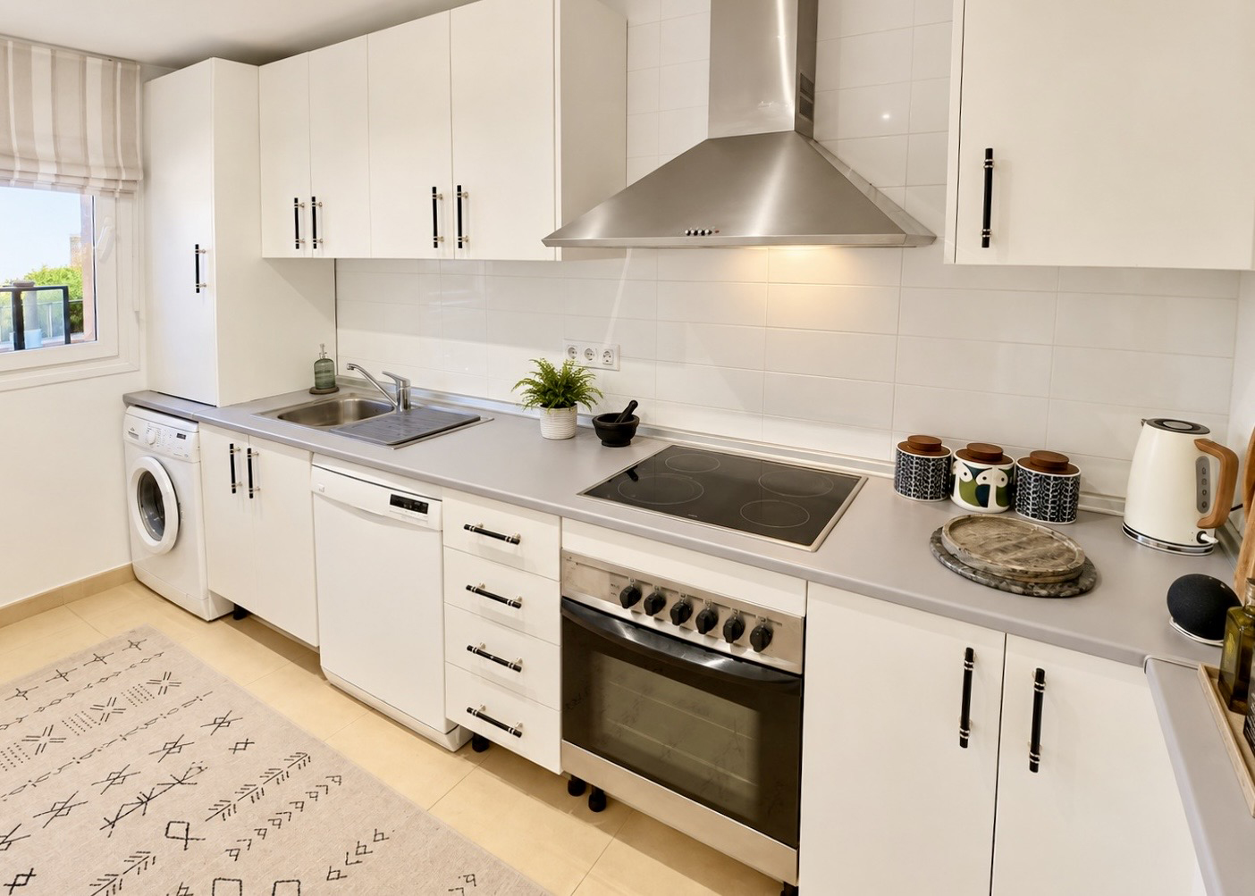 Updated white kitchen with breakfast bar in a Mar Menor Golf Resort apartment