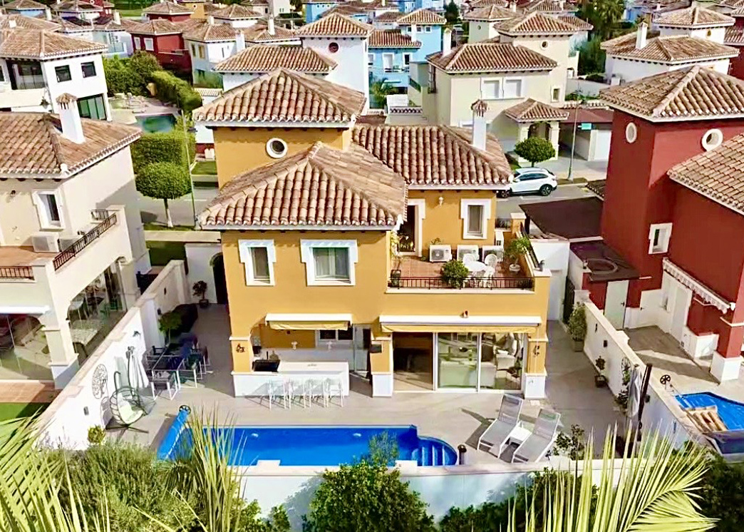 Exclusive south-facing 3 bed Baron villa for sale on Mar Menor Golf Resort. Private heated pool, modernised kitchen and garden.